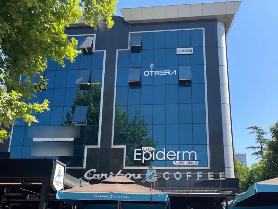 Bağdat Caddesi'nde Caribou Coffee'nin üst katındaki Epiderm Lazer Epilasyon tabelası